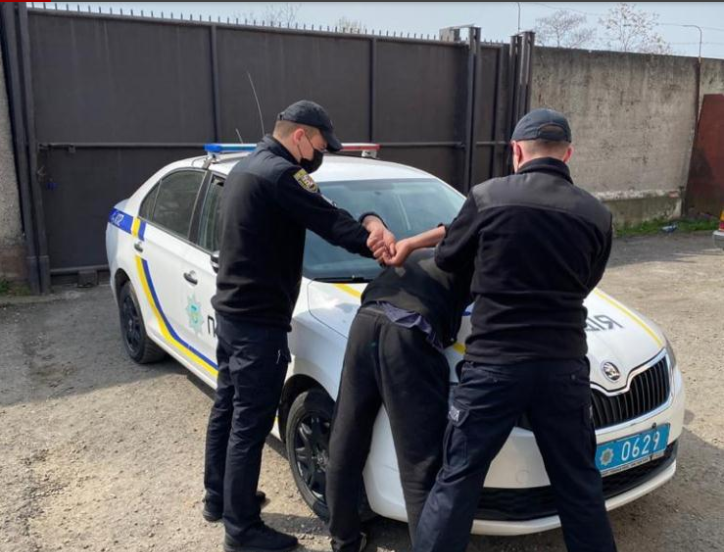 На Виноградівщині затримали зловмисника який викрав гроші та техніку з будинку