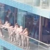 У Дубаї понад 10 дівчат влаштували оголену фотосесію на баклоні й збурили Мережу: їм загрожує пів року в’язниці