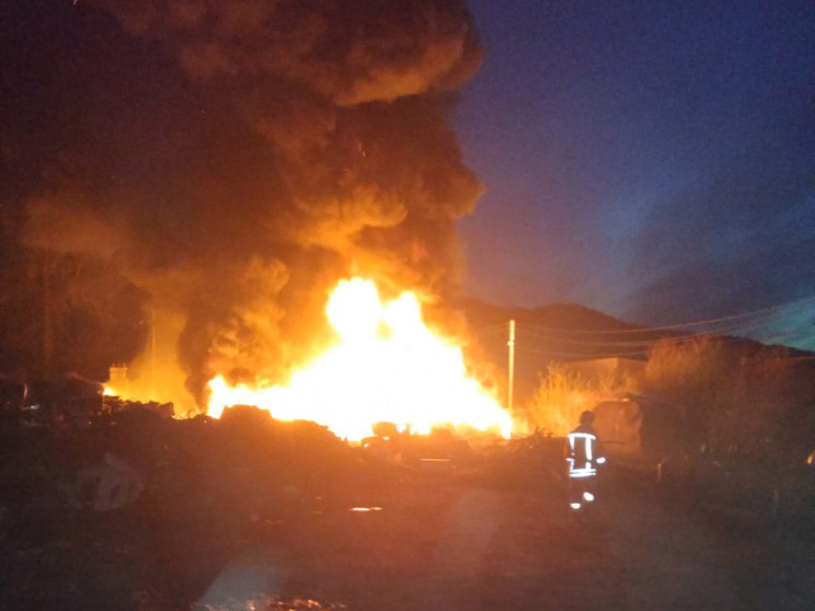 Масштабна пожежа на Хустщині: загорівся пункт прийому металобрухту