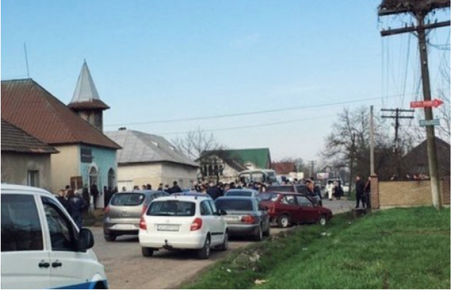 На Іршавщині жителі вийшли на протест проти поганих доріг