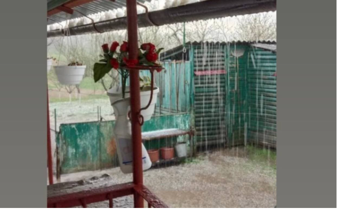 На Закарпатті грози та град