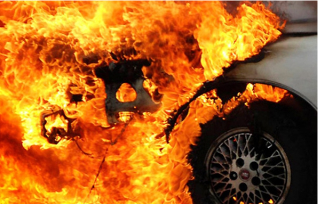 У Мукачеві вночі спалахнув легковик