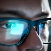 Довгий час дивитися у монітор або екран гаджетів: як це впливає на наші очі