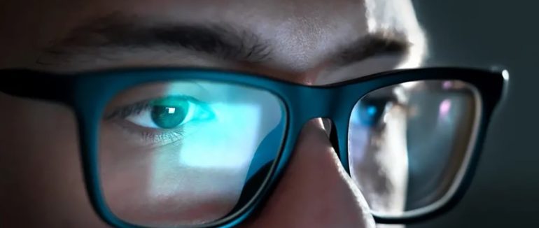 Довгий час дивитися у монітор або екран гаджетів: як це впливає на наші очі