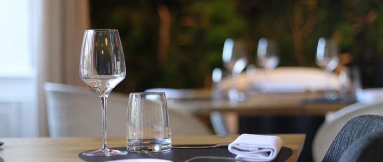 Відзавтра в Угорщині діятимуть нововведення: у ресторан лише з “паспортом вакцинації”