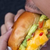 Жахлива звичка щось пережовувати протягом дня: 7 порад, як цього уникнути