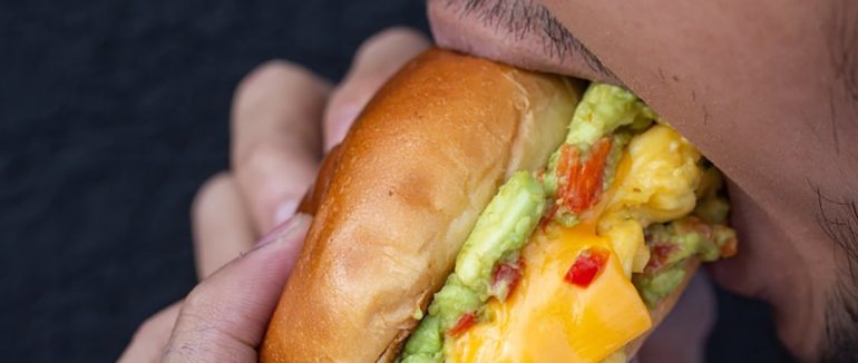 Жахлива звичка щось пережовувати протягом дня: 7 порад, як цього уникнути