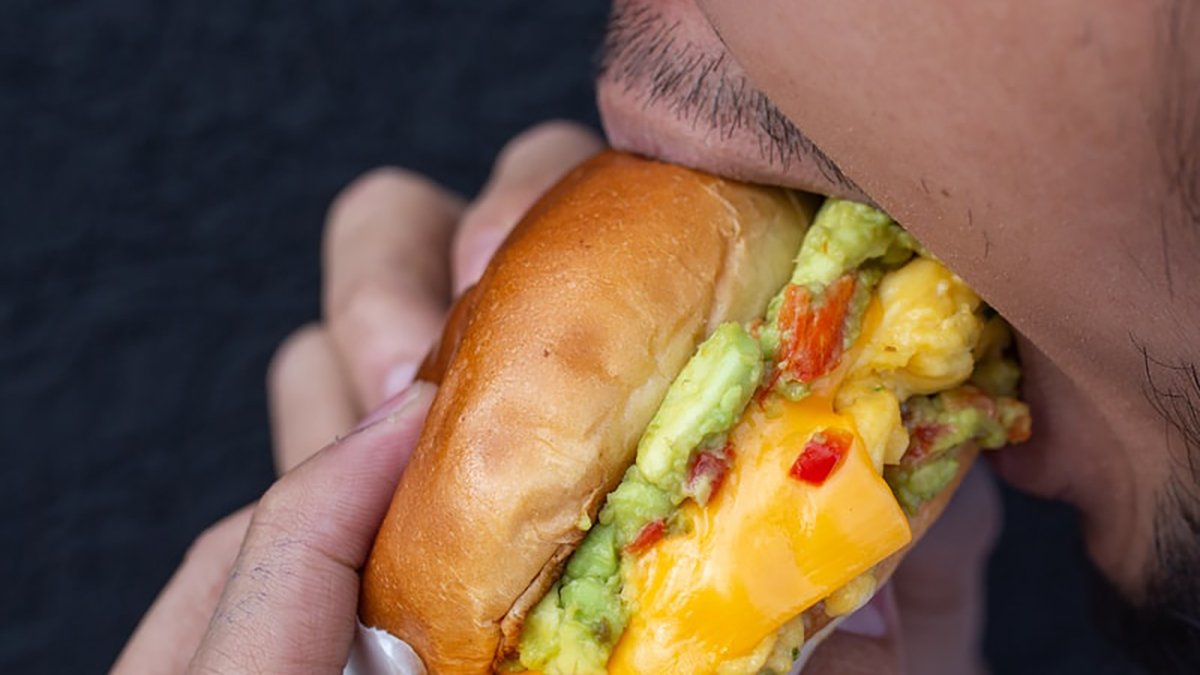 Жахлива звичка щось пережовувати протягом дня: 7 порад, як цього уникнути