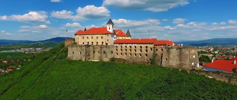 7 туристичних об’єктів у Карпатах, які варто відвідати навесні