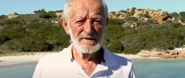 Прожив більше 30 років на безлюдному острові: італійський “Робінзон” покидає свою домівку