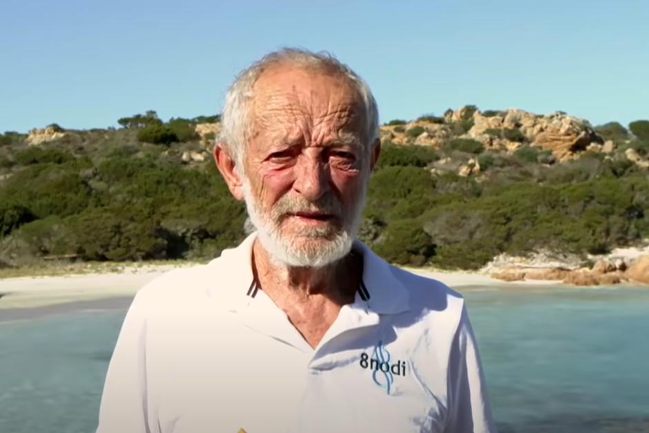 Прожив більше 30 років на безлюдному острові: італійський "Робінзон" покидає свою домівку