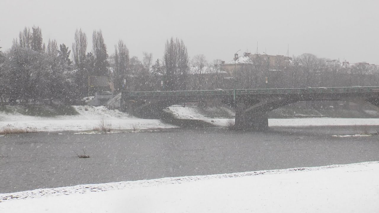 Погодні примхи: в Ужгороді випав квітневий сніг
