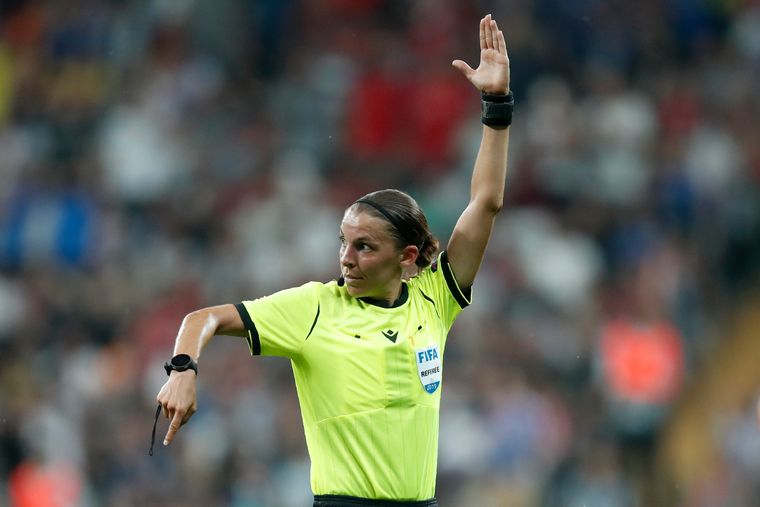 Жінка-суддя вперше в історії працюватиме на чоловічому чемпіонаті Європи з футболу