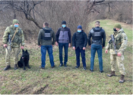 На кордоні закарпатські прикордонники затримали двох узбекистанців