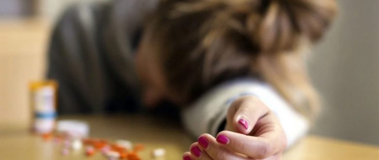 Спроба самогубства на Закарпатті: через образу однокласників школярка опинилась в реанімації