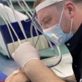 Стоматолог з Ужгородщини безкоштовно допомогає людям з особливими потреба