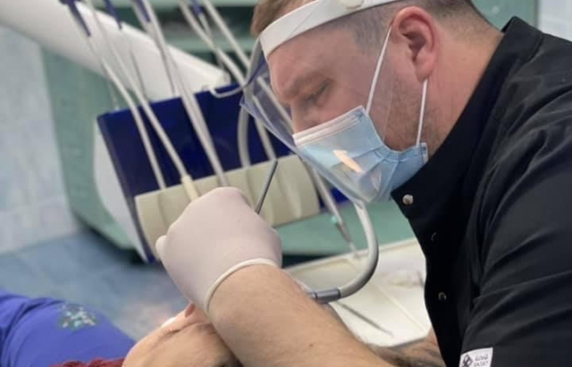 Стоматолог з Ужгородщини безкоштовно допомогає людям з особливими потреба