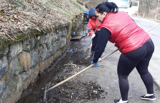 День благоустрою на Перечинщині: біля популярного джерела небайдужі провели суботник