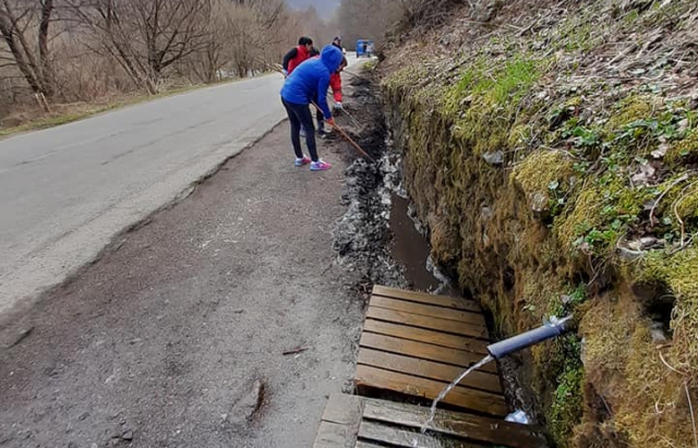 День благоустрою на Перечинщині: біля популярного джерела небайдужі провели суботник