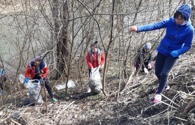 День благоустрою на Перечинщині: біля популярного джерела небайдужі провели суботник