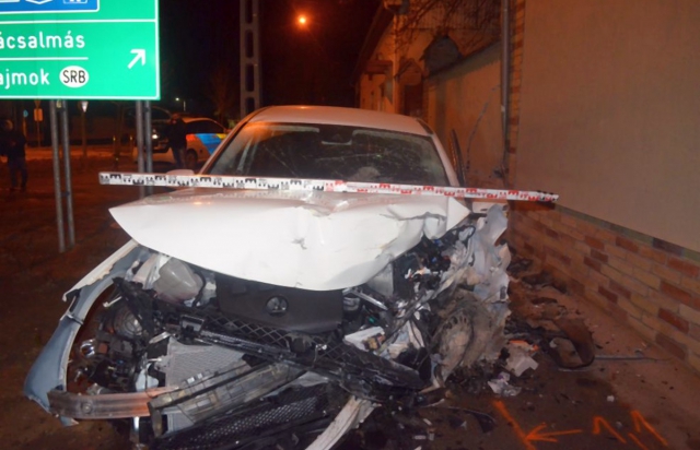 Невдала втеча від поліції: в Угорщині українець на краденому авто з нелегалами врізався у будинок