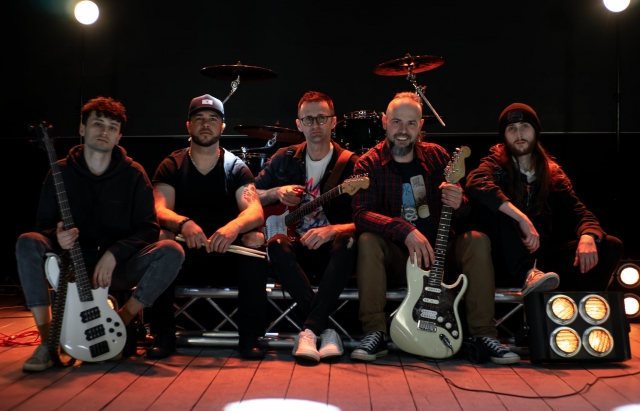 Музичний проект “KARANTINOZ”: закарпатські виконавці, об’єднавшись, заспівали пісню “Разом”