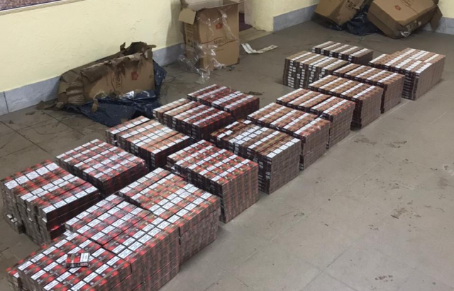 Тютюнова контрабанда на Закарпатті: на березі Тиси виявили майже 10 ящиків сигарет