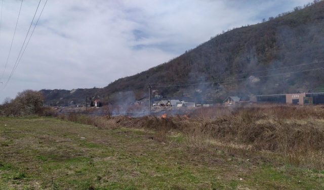 На узбіччі траси Київ-Чоп горить трава: на місці працюють мукачівські пожежники