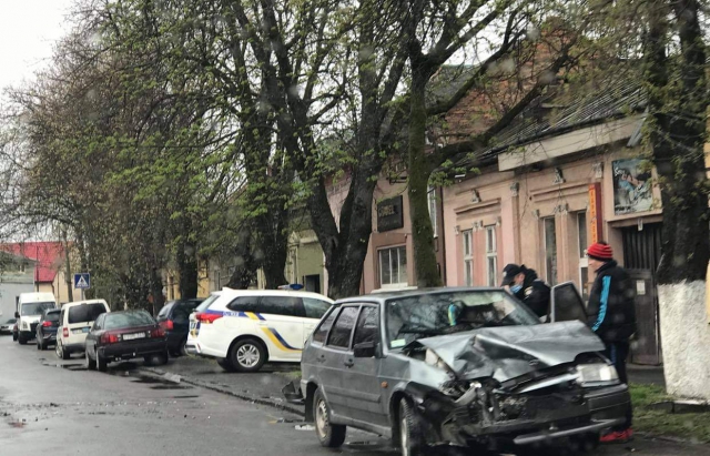 Ранкова автопригода на Закарпатті: дорогу не поділили два автомобілі