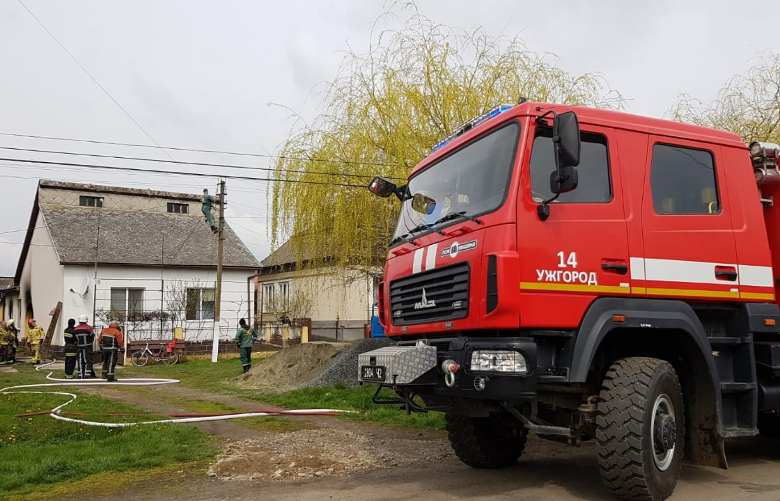 Пожежа на Ужгородщині: сусіди врятували жителів будинку