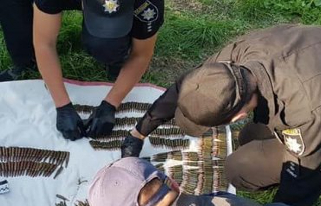 Небезпечна знахідка: поблизу Ужгорода виявили сховок з боєприпасами