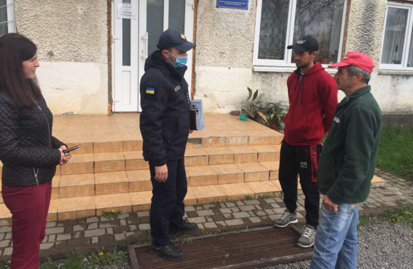 Закарпатські рятувальники навчали як діяти під час пожежі та загасити її за допомогою вогнегасника