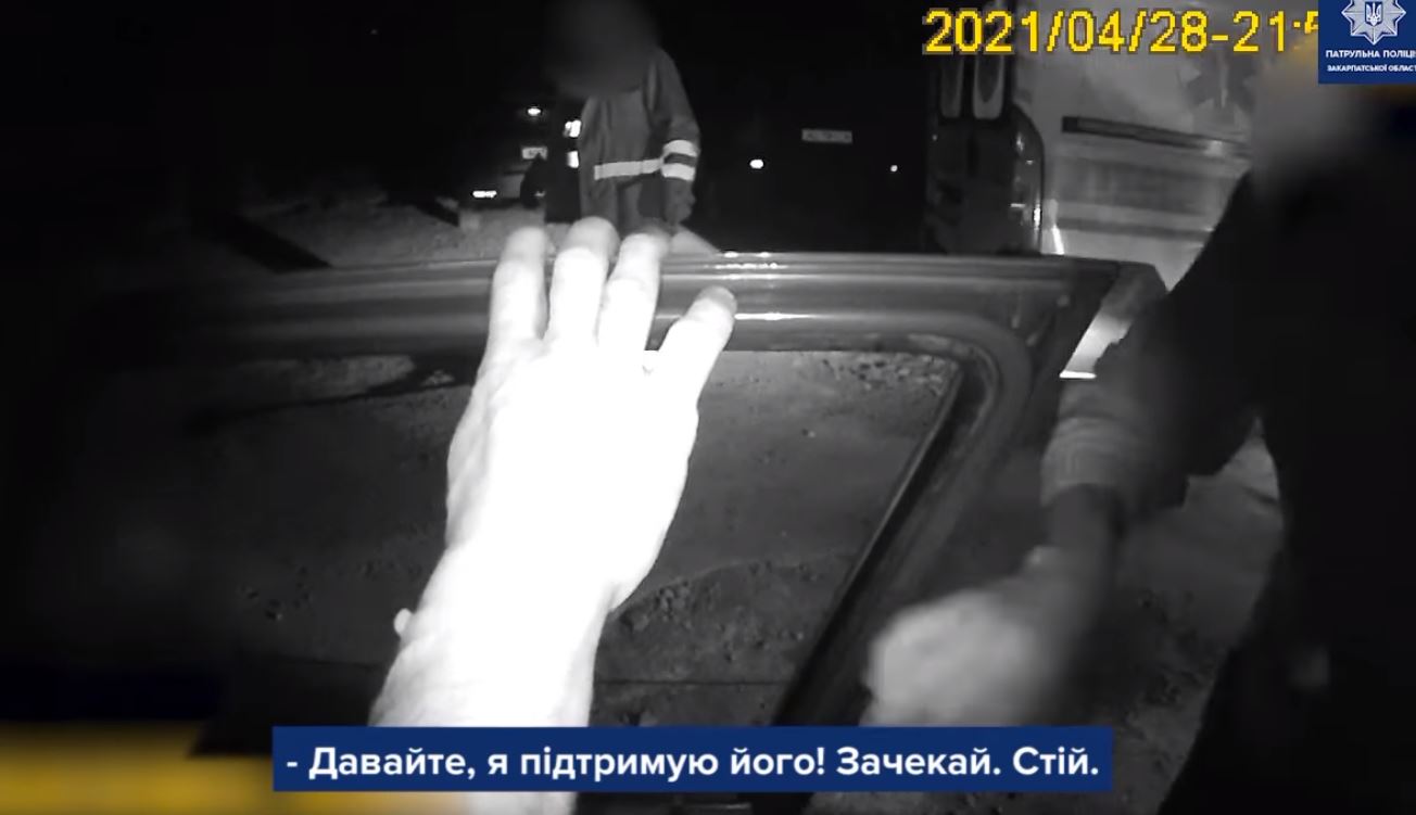 Миттєва допомога: в Ужгороді патрульні супроводили авто з пораненим чоловіком