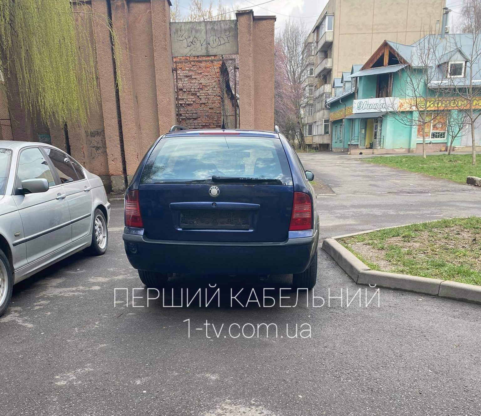 Крадіжка по-закарпатськи: у Мукачеві з автівки викрали номерні знаки