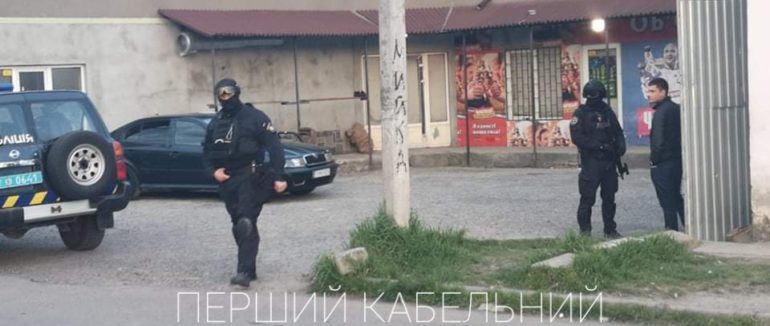 Спецоперація у Мукачеві: у мікрорайоні Росвигово затримали наркодилерів (ФОТО, ВІДЕО)