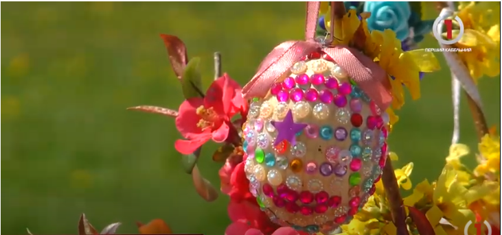 У селищі Середнє відбулася благодійна виставка "Писанкова феєрія"