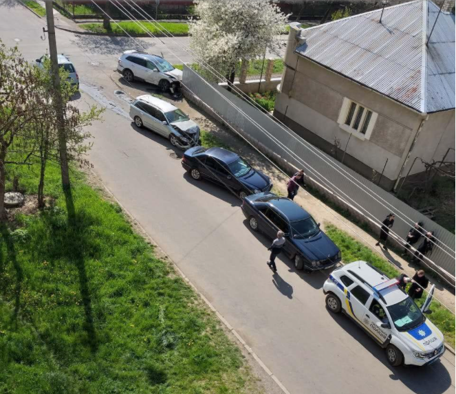 В Ужгороді зіткнулися два легковики: одна з автівок влетіла в огорожу житлового будинку