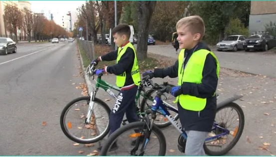 Сезон велосипедів відкрито: поліція нагадує закарпатцям про необхідність дотримання ПДР