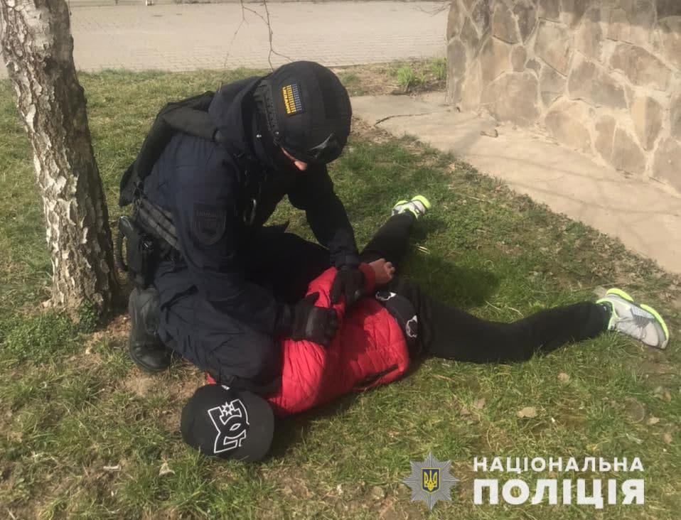 На Закарпатті затримали групу чоловіків які вимагали уявних боргів