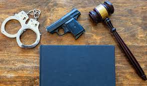 На Закарпатті судитимуть чоловіка, який перевозив холодну зброю через МП “Тиса”