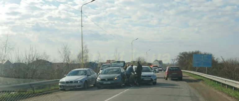 Неподалік від Ужгорода зіткнулись дві іномарки
