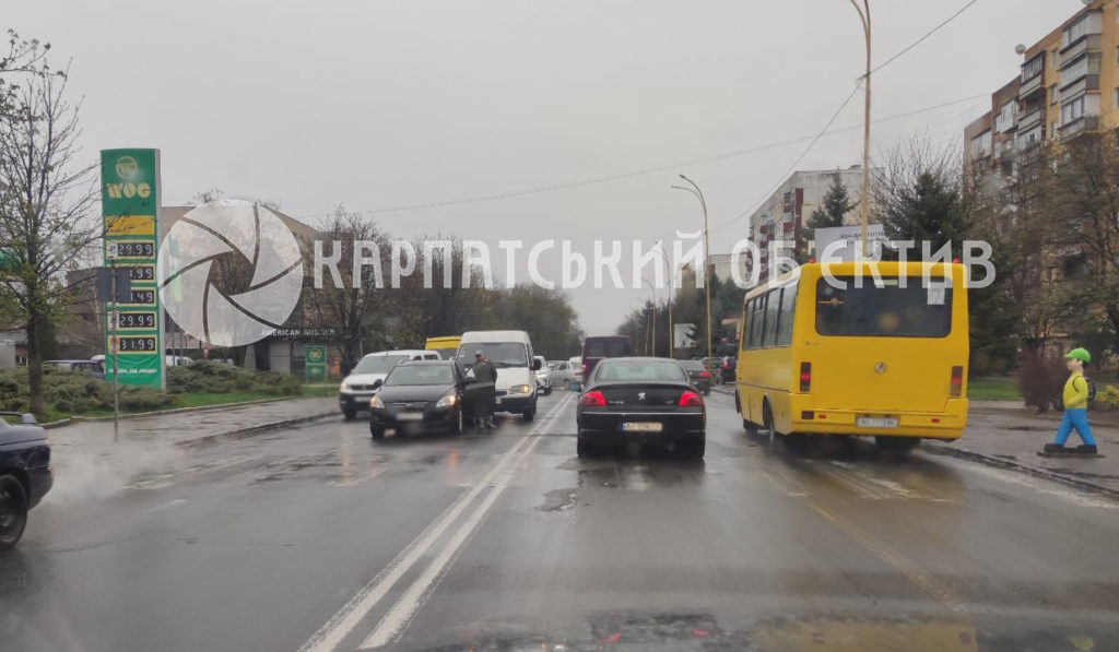 Ранкова ДТП в Ужгороді: на центральній дорозі зіткнулись дві машини