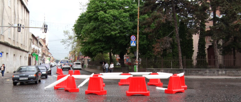 Муніципали Мукачева патрулюють на нових “острівцях” безпеки