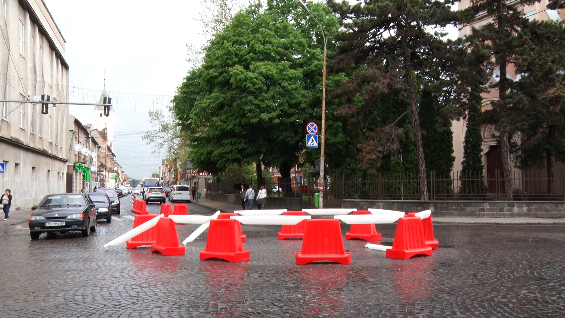 Муніципали Мукачева патрулюють на нових "острівцях" безпеки