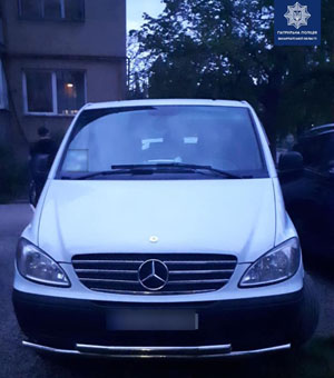 В Ужгороді двоє чоловіків викрали з сумки місцевого жителя понад 33 тисячі гривень