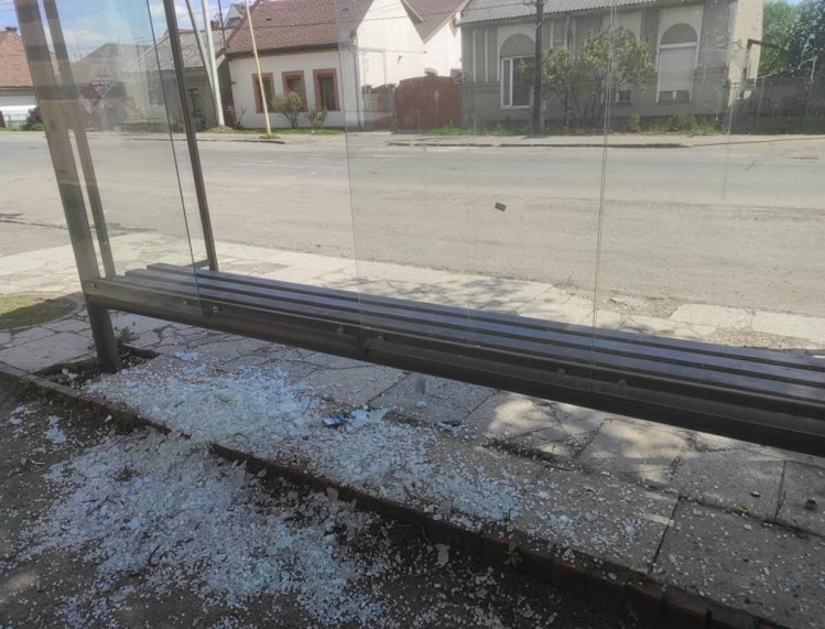 В Ужгороді невідомі вибили скло з зупинки громадського транспорту