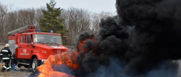 Палаючі автомобільні шини на Закарпатті: у Великодню ніч зафіксовано близько 10 випадків