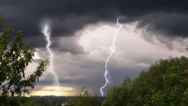 Гроза та град на Закарпатті: гідрометеорологічний центр оголошує штормове попередження