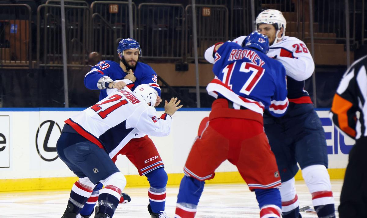 Побоїще замість хокею: у матчі НХЛ гравці встановили рекорд за кількістю бійок