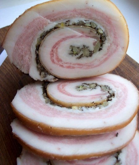 Наркотичне сало: в Ужгороді ув’язненому намагались передати цікаві шматки смальцю